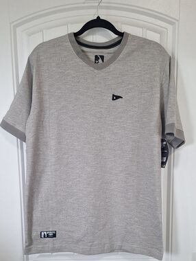 Brooklyn’s Own by Rocawear Men’s Gray V-Neck T-Shirt NWT Size M